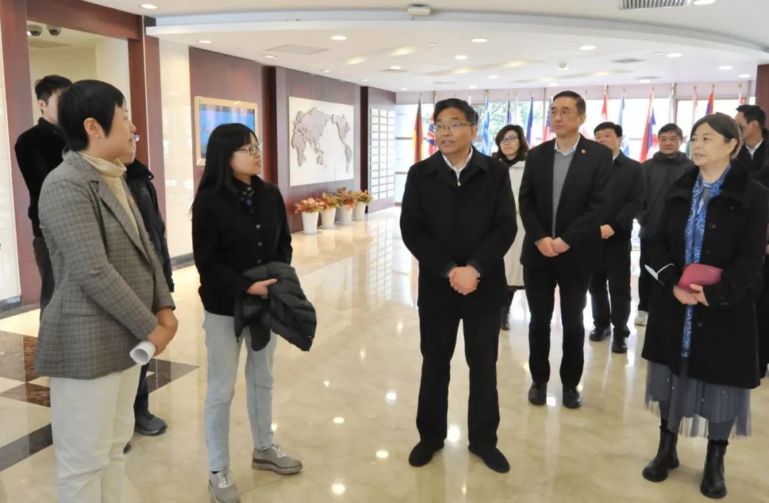 校领导率队走访校园指导开学工作