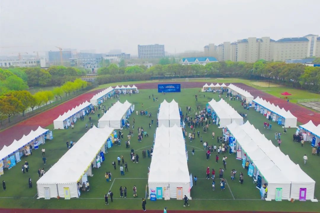 伟德2021届毕业生春季校园招聘会举行