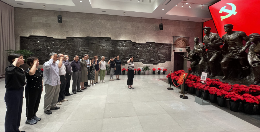 伟德“七一”座谈会暨“光荣在党50年”纪念章颁发仪式举行