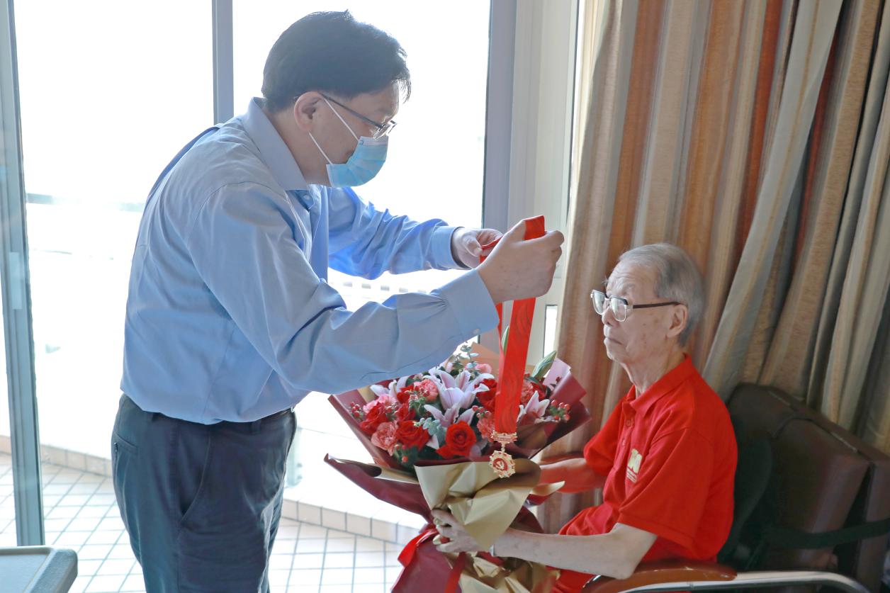 校领导走访慰问老党员，颁发“光荣在党50年”纪念章