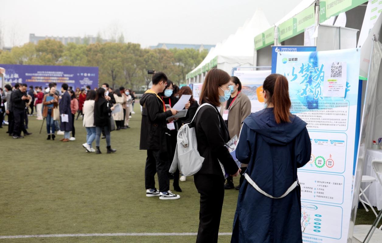 创新就业促进举措，推动毕业生充分高质量就业