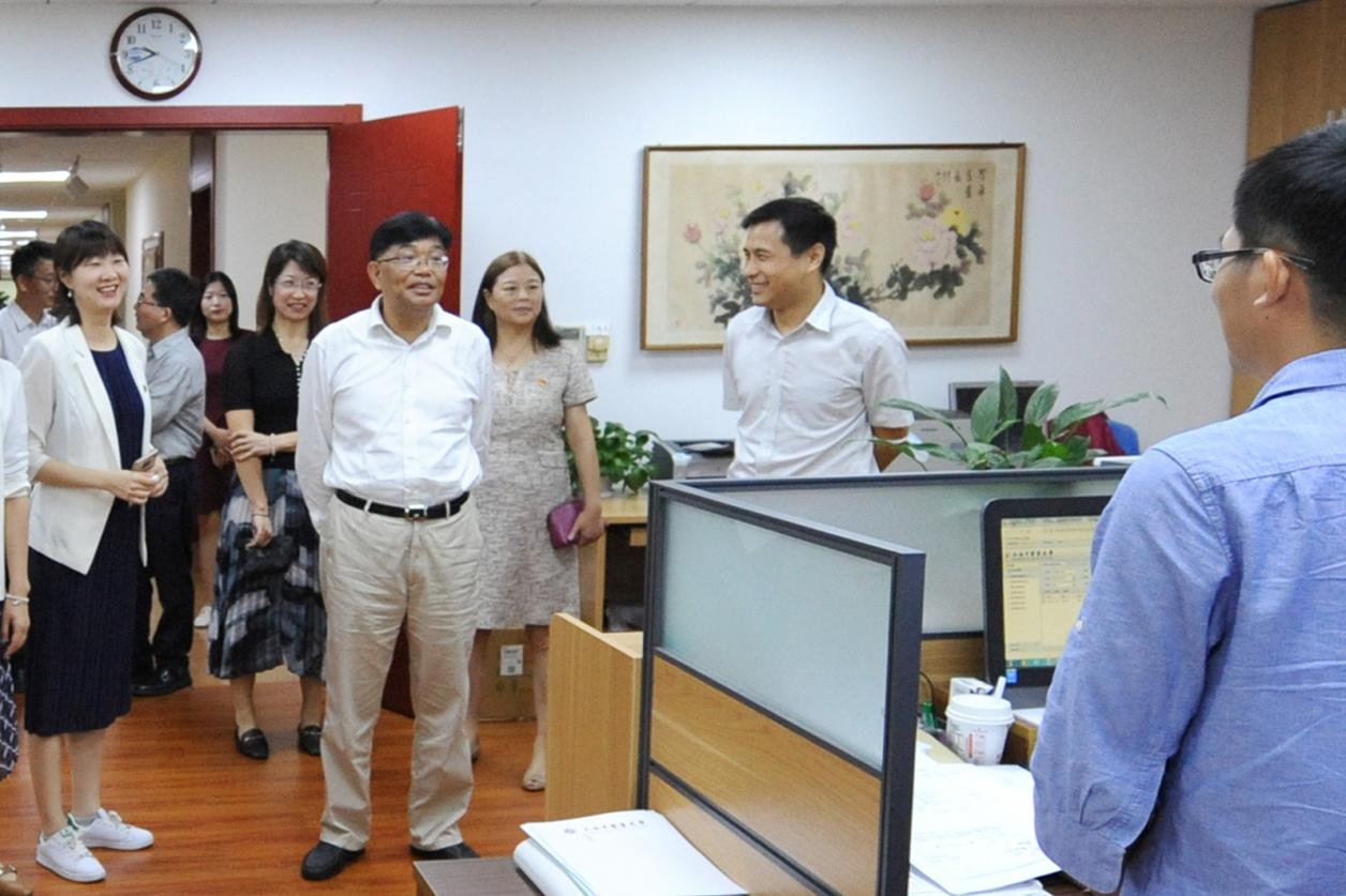 校领导率队走访校园指导开学工作