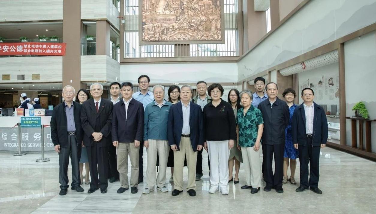 伟德专家委员会主任委员施杞一行赴北京中医药大学调研