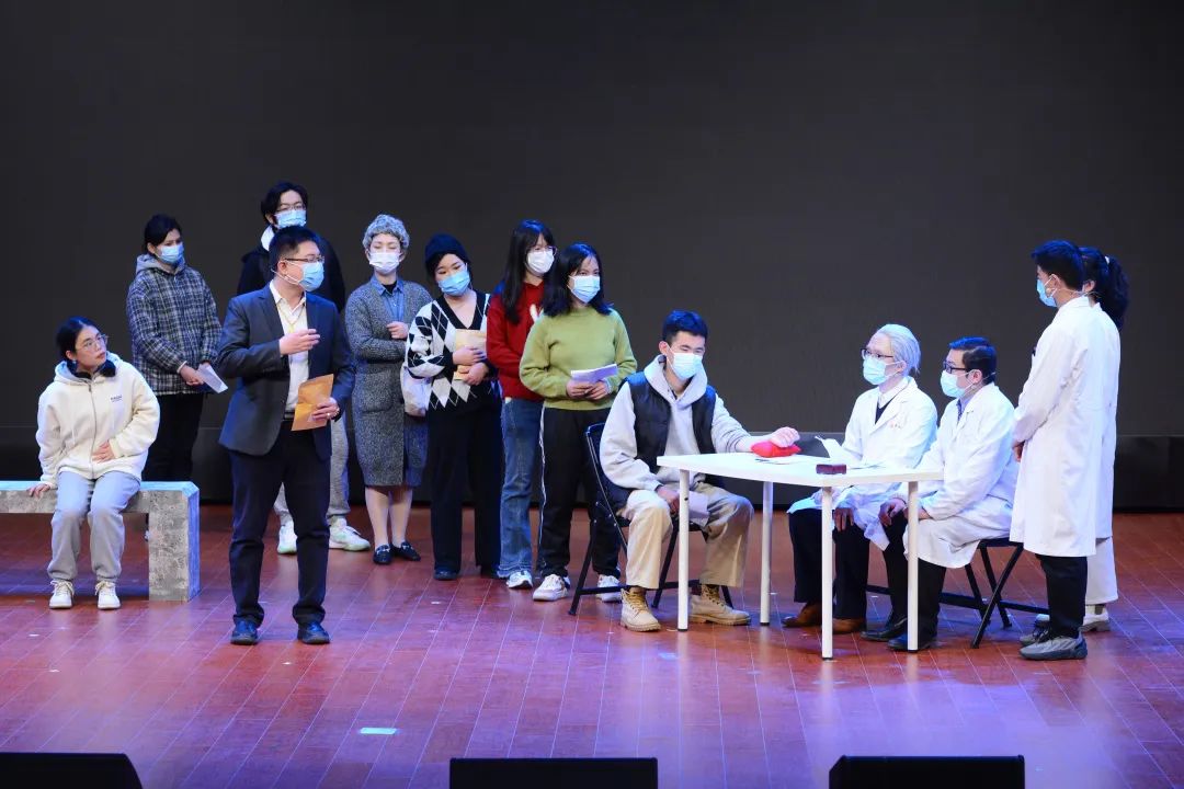 伟德国际victor1946官网大师剧《裘沛然》在上海健康医学院上演