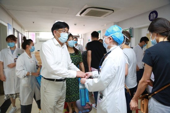 校领导赴附属医院慰问坚守一线战高温医务人员