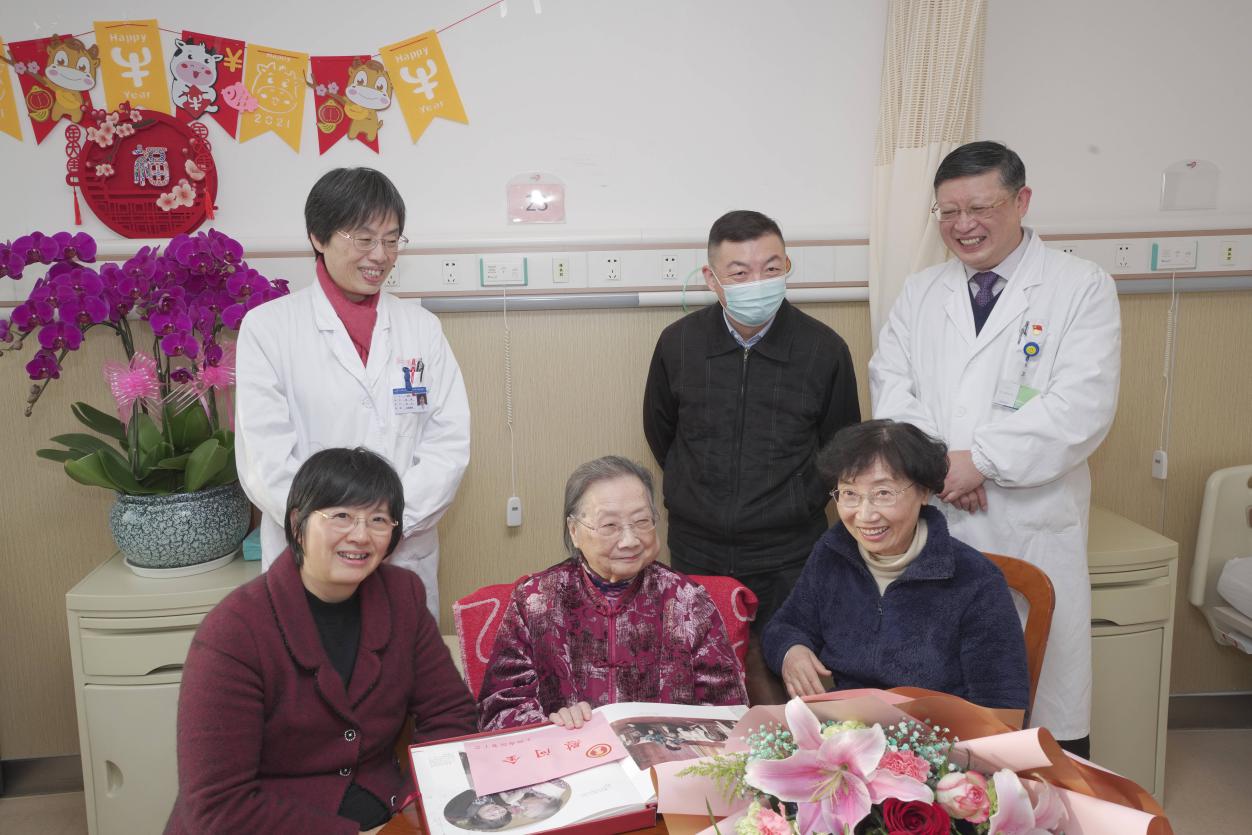 上海市副市长宗明亲切慰问国医大师朱南孙