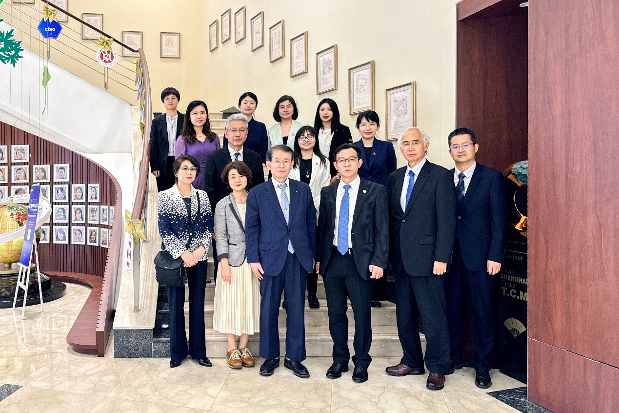 日本中村学园大学校长久保千春率代表团来伟德访问