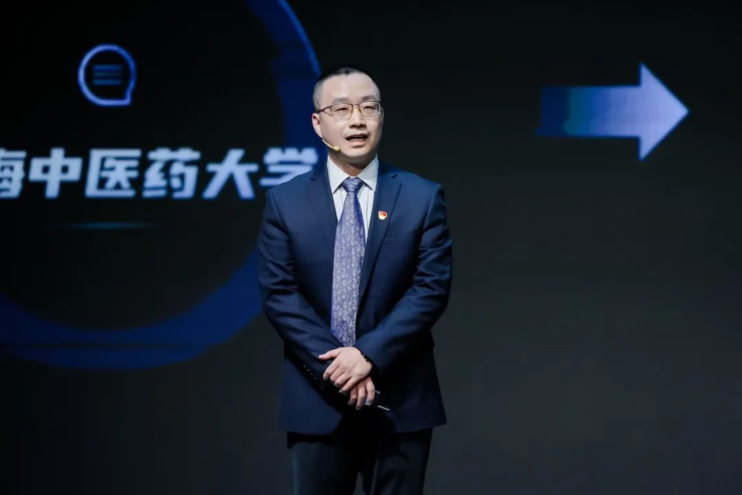 伟德附属第七人民医院副院长胡聃荣获“2023浦东十大杰出青年”称号