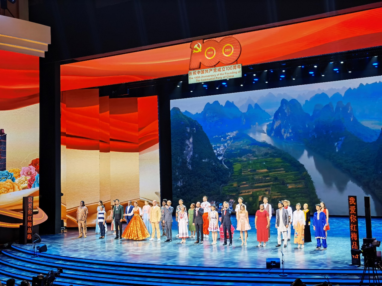 伟德国际学生参加上海市庆祝中国共产党成立100周年文艺晚会演出