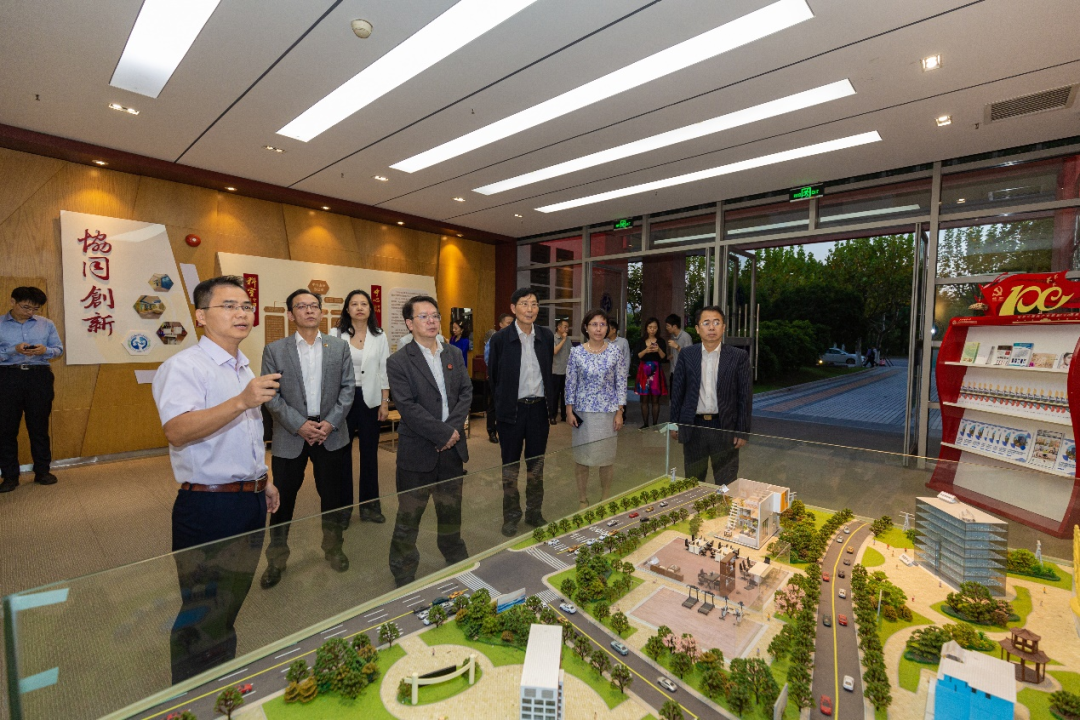 国家药品监督管理局副局长赵军宁一行来校调研