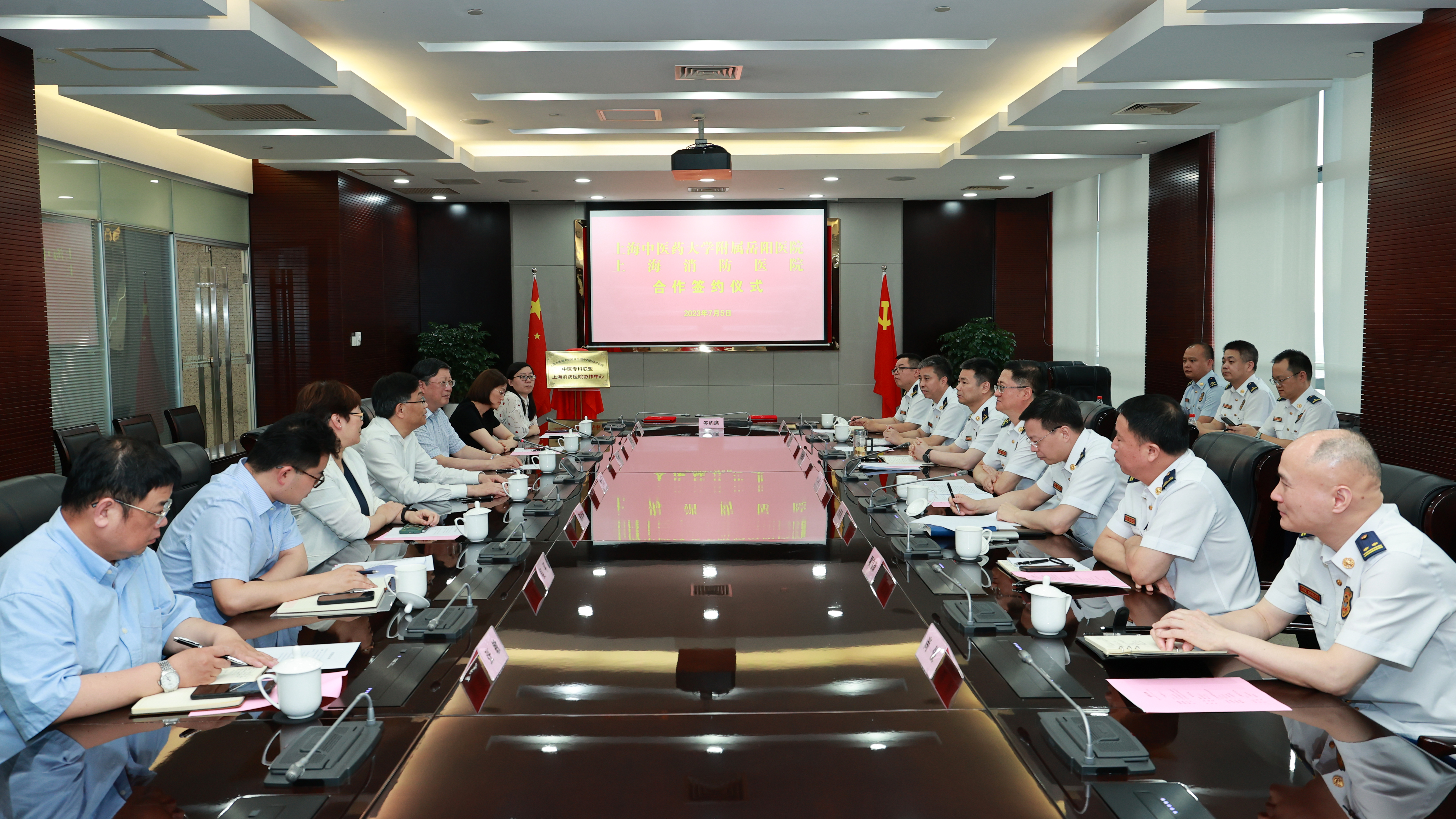 伟德附属岳阳中西医结合医院与上海消防医院签订战略合作协议