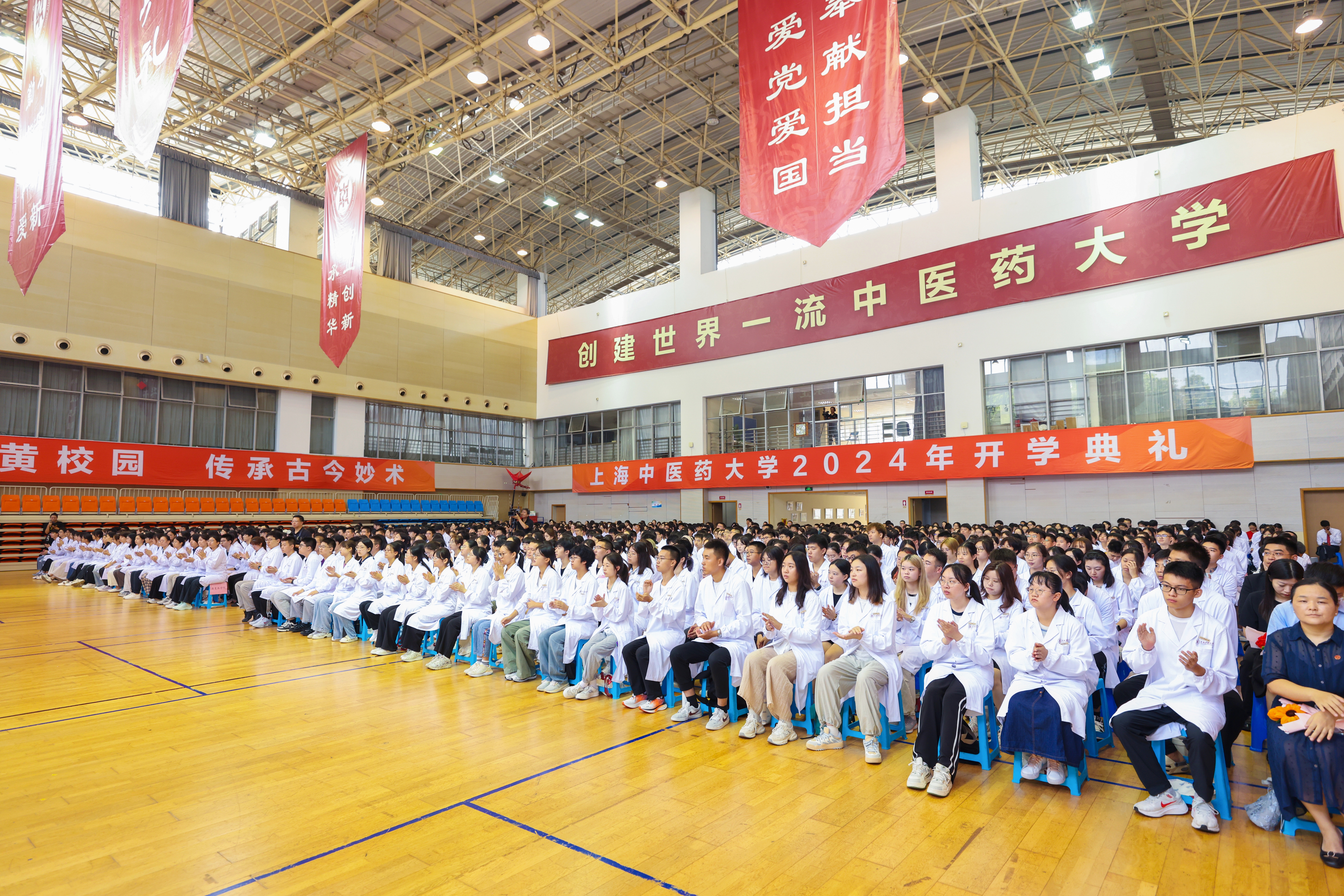 守正创新 不负韶华 伟德国际victor1946官网2024级新生开学典礼举行