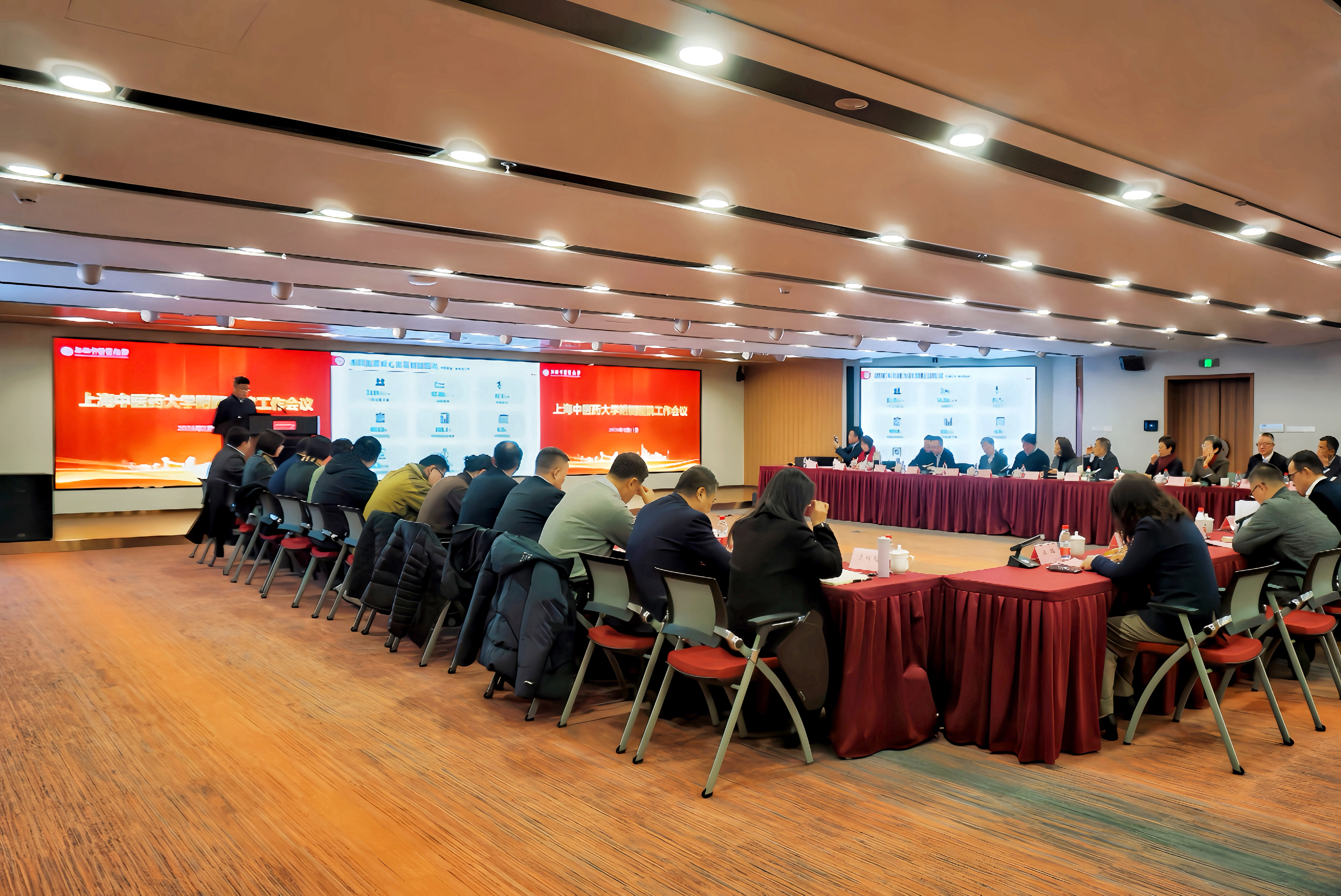 伟德召开附属医院工作会议