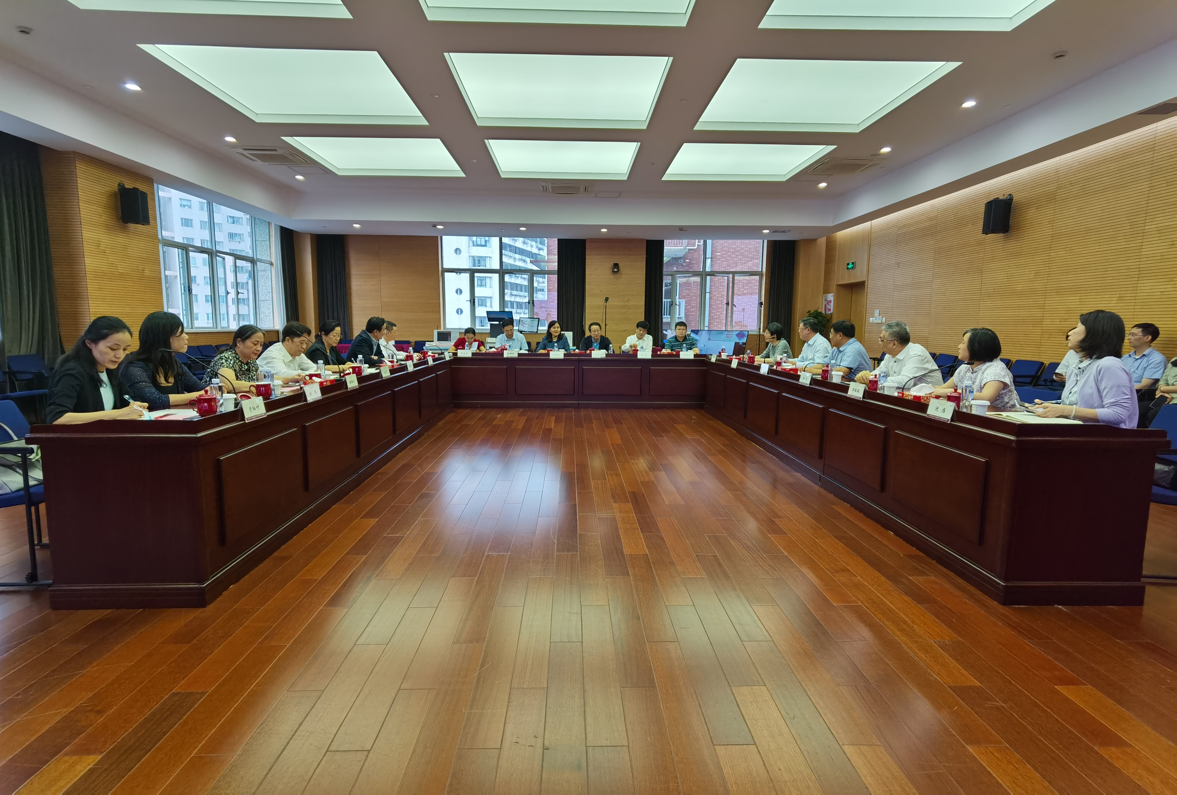 国家中医药管理局党组书记余艳红调研附属蔷薇小学、岳阳中西医结合医院