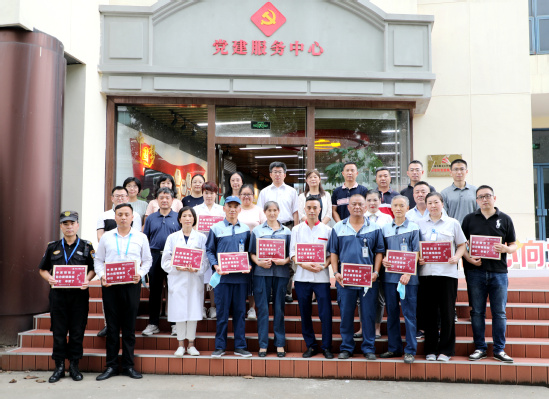 伟德再次研究部署疫情防控工作并慰问一线工作人员