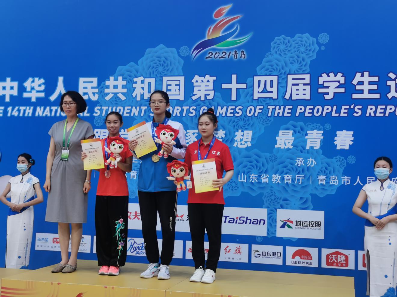 由伟德组队的上海市代表团大学组武术队在学运会再创辉煌