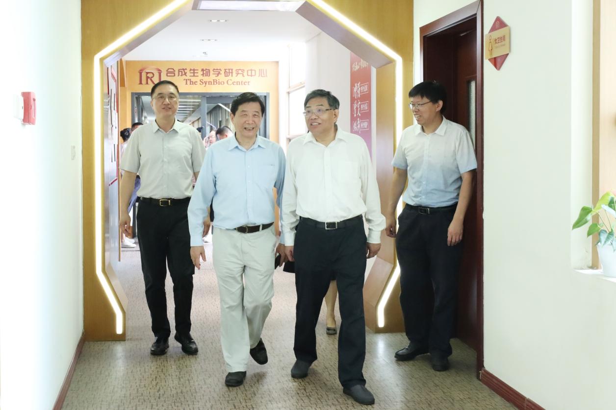 校领导率队走访校园指导开学工作