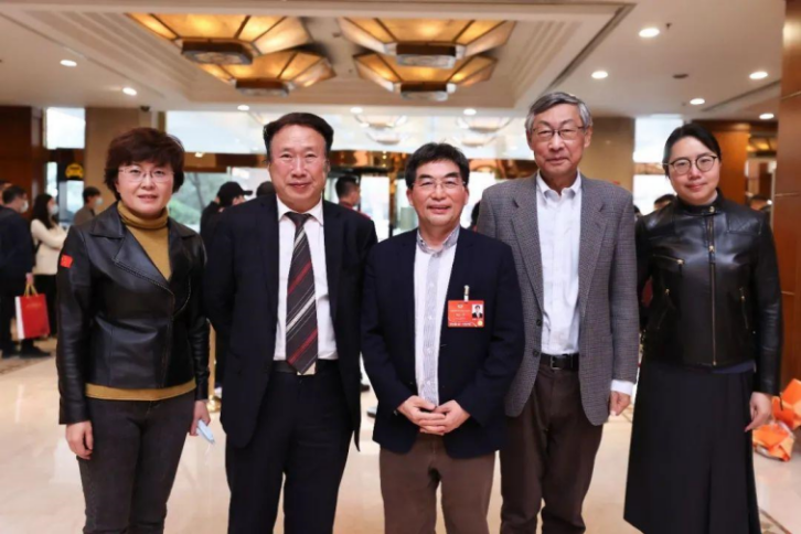 伟德全国政协委员在全国政协十三届五次会议参政议政、建言献策