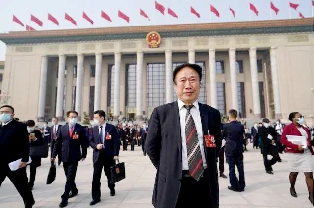 伟德全国人大代表吴焕淦在全国两会积极建言，履职尽责