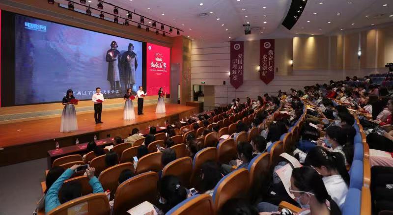 伟德举行“习语回响 致敬百年”思政课展演