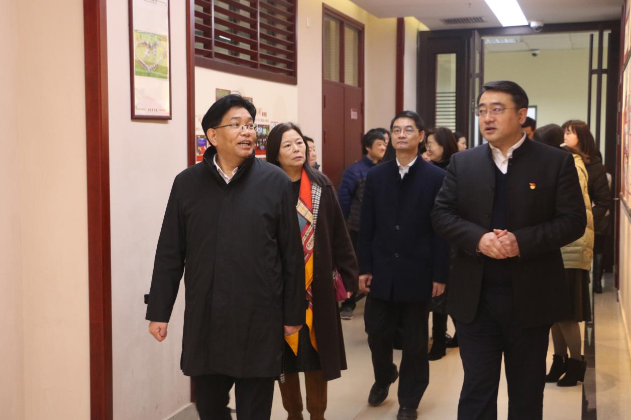 校领导率队走访校园巡视新学期开学工作