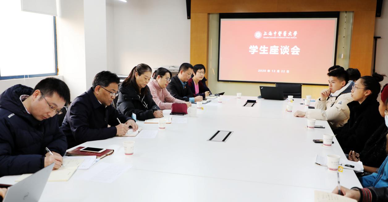 伟德召开学生代表座谈会，为学校新一轮发展建言献策