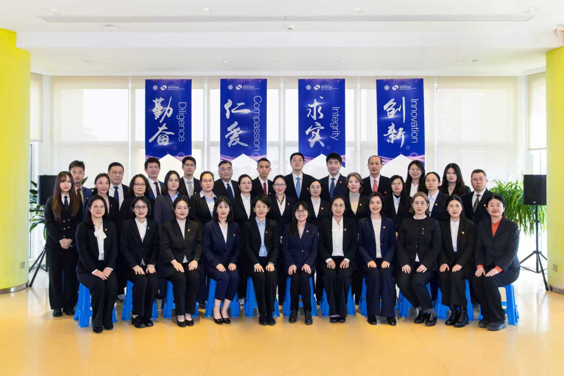 致敬最美劳动者/伟德国际教育学院荣获2026年全国工人先锋号（全国五一巾帼标兵岗）