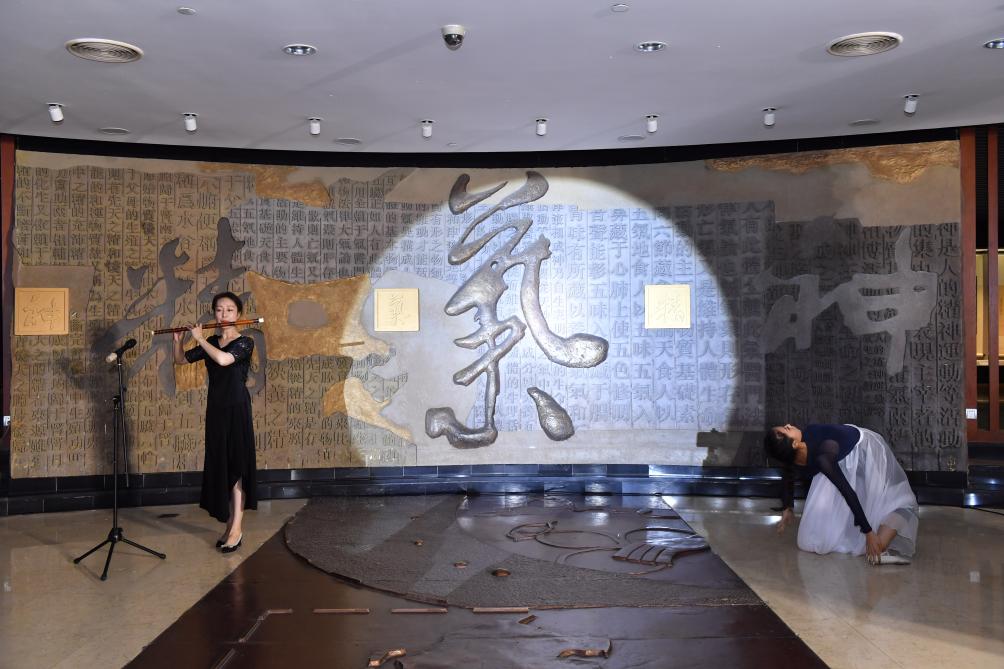 伟德艺术教育中心揭牌仪式暨文化艺术类客座教授、导师团专家顾问聘任仪式举行