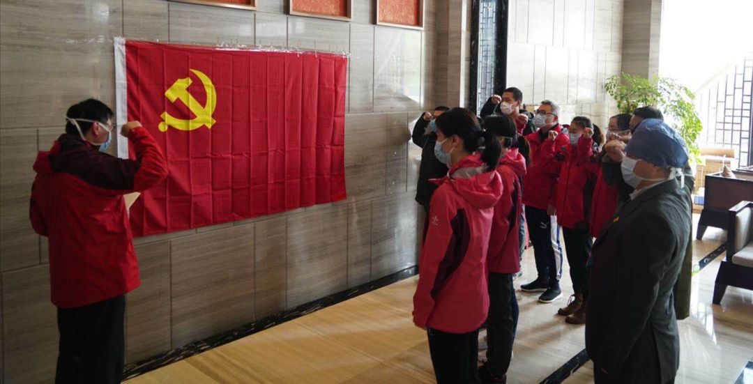 伟德系统12名援鄂医疗队员火线入党，今日集体宣誓
