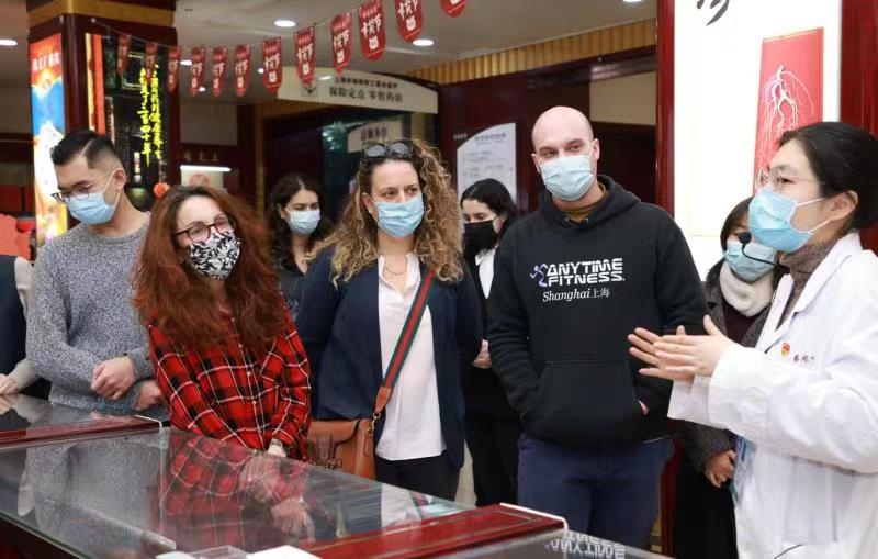 伟德国际教育学院举办虎年元宵节活动