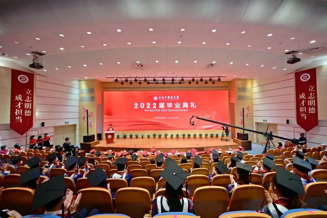 立志明德 成才担当 伟德国际victor1946官网举行2022届毕业典礼