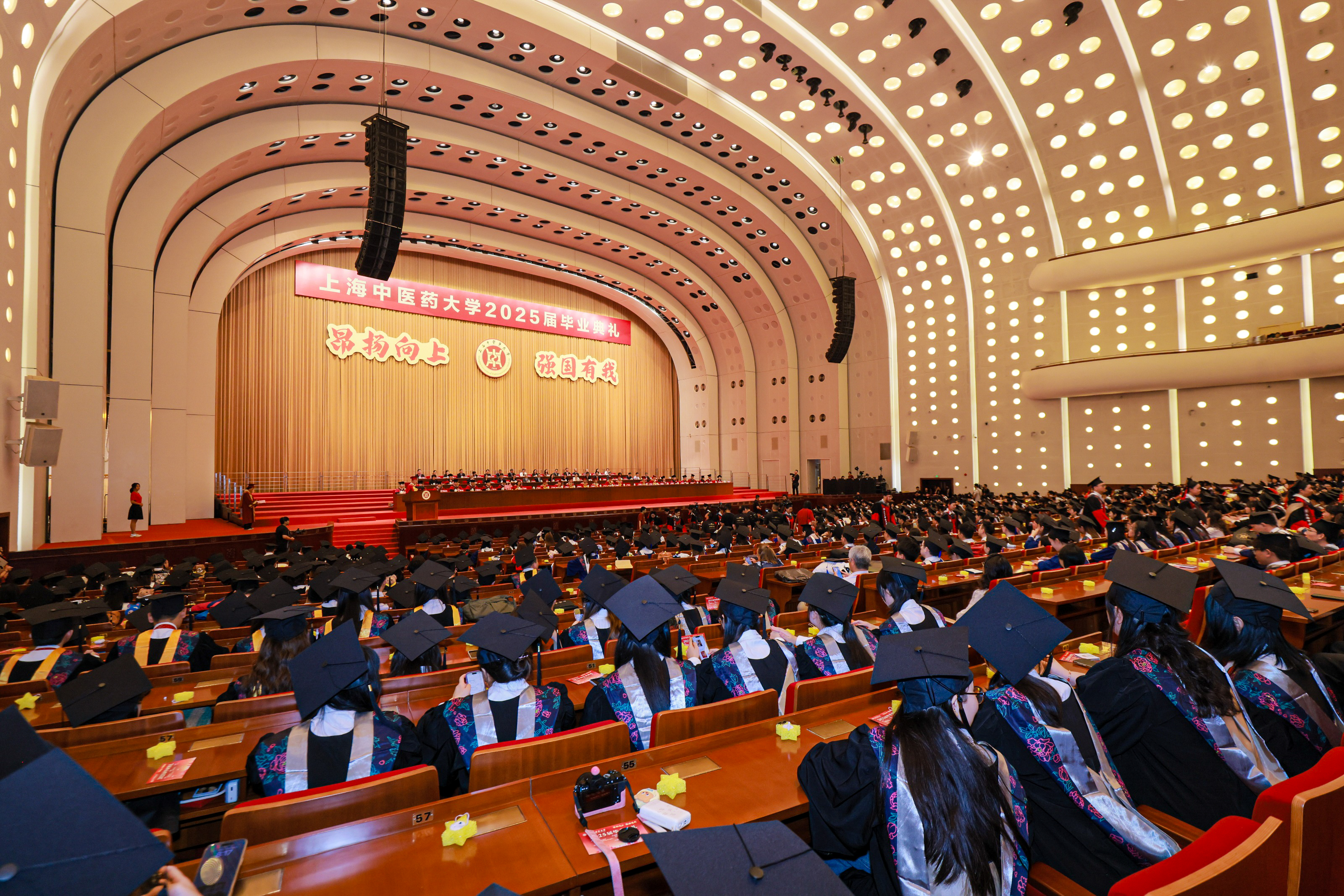 昂扬向上 强国有我 伟德国际victor1946官网2025届毕业典礼举行