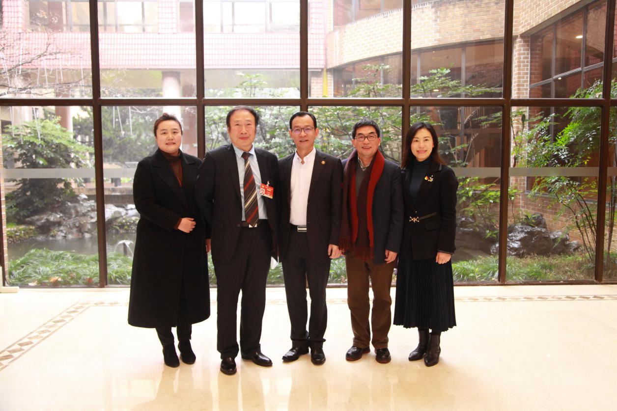 履职归来启新篇，伟德全国政协委员陈红专、吴焕淦顺利返沪